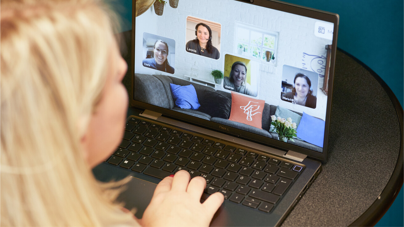 Plauderraum – Der online Treffpunkt für gute Gespräche Frau sitzt am Laptop mit geöffnetem Zoom-Fenster und nimmt an einem Treffen im Plauderraum teil.